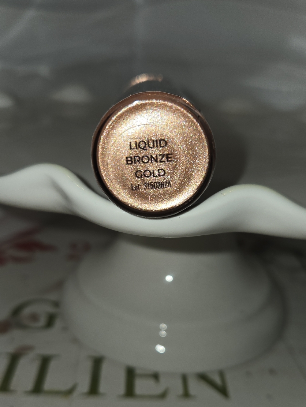 Revolution Bronze Gold Liquid Highlighter - Picture 3 of 4